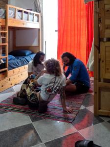 un gruppo di persone seduti sul pavimento in una camera da letto di My Hostel in Dahab - Dive center a Dahab