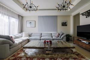 - un salon avec un canapé et une table basse dans l'établissement Spacious,amazing villa with a beautiful blooming garden!, à Dubaï