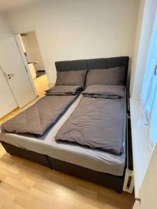 - un lit avec 2 oreillers dans l'établissement Gemütliche Wohnung an bester Lage im Kreis 4, à Zurich