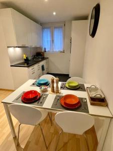 une cuisine avec une table et 4 assiettes. dans l'établissement Gemütliche Wohnung an bester Lage im Kreis 4, à Zurich