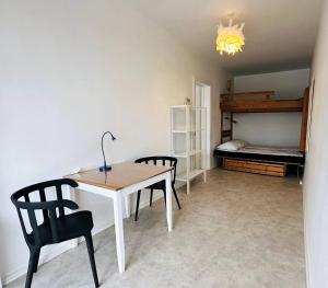 コペンハーゲンにあるApartmentInCopenhagen Apartment 706のテーブル、椅子、ベッドが備わる客室です。