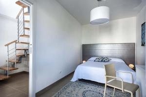 サン・ヴィート・ロ・カーポにあるLisca Biancaのベッドルーム1室(ベッド1台、階段付)