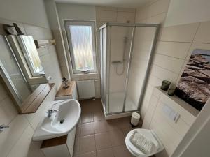 Et badeværelse på Ferienwohnung Sonnenschein + 10 billeder