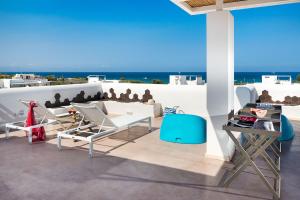 een terras met stoelen en een tafel en de oceaan bij San Lorenzo - Palma in Siracusa