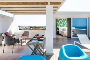 een woonkamer met een tafel en stoelen bij San Lorenzo - Palma in Siracusa +34 foto's