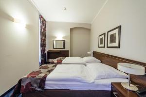 Posteľ alebo postele v izbe v ubytovaní Hotel Rezydent