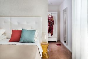 een slaapkamer met een bed met rode en blauwe kussens bij San Lorenzo - Palma in Siracusa