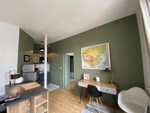 TV a/nebo společenská místnost v ubytování Le Saint-Aubin - elegant T2 proche Ramblas