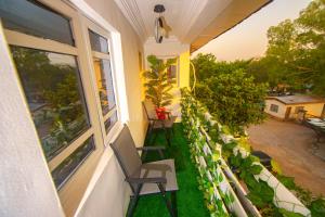 uma varanda com cadeiras e plantas numa casa em Blaze by Treston Grand Apartment, Maitama em Abuja