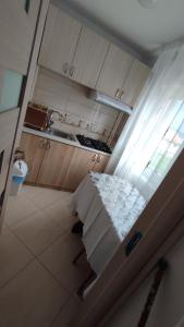 a small kitchen with a bed and a window at Închiriez garsonieră Regim hotelier in Râmnicu Vâlcea