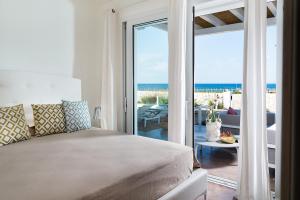 1 dormitorio con cama y vistas al océano en San Lorenzo - Fico d'India, en Siracusa