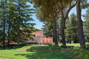 a view of the house through the trees at Tenuta della Contea in Mascali