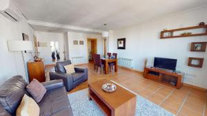 een woonkamer met een bank en een tafel bij Penthouse TownCentre-Murcia Holiday Rentals in Roldán
