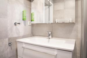 ニュルブルクにあるApex Nürburgのバスルーム(白い洗面台、鏡付)