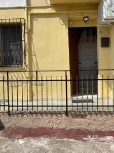 una valla frente a un edificio con puerta en La Casetta di Azzurra Camera Dany, en Lamezia Terme