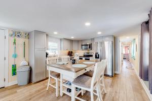大洋城的住宿－Montego Bay - Atlantic 13300，厨房配有桌椅和冰箱。