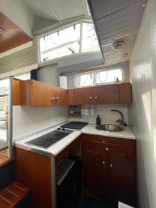 a small kitchen with a sink and a stove at Confortable Yatch in Barcelona