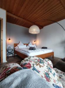ホンブルクにあるFerienwohnung Beeden - zur Glasschmiedeのベッドルーム1室(ベッド2台、テーブル付)