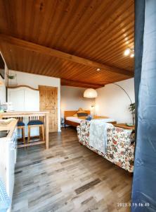 a bedroom with a bed and a table and a kitchen at Ferienwohnung Beeden - zur Glasschmiede in Homburg