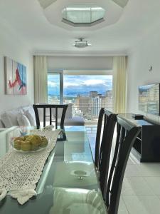 Posezení v ubytování Melhor vista do Guarujá (Apartamento pé na areia)