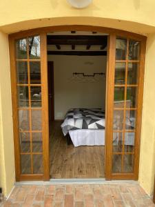 een kamer met glazen schuifdeuren en een bed bij Corte Ca' Bosco in Castello di Serravalle