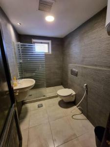 Ένα μπάνιο στο Deir Ghbar 3 rooms apart +21 φωτογραφίες