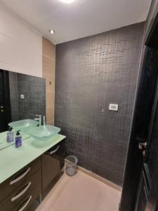 Ένα μπάνιο στο Deir Ghbar 3 rooms apart