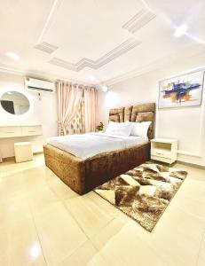 um quarto com uma cama e um tapete em Blaze by Treston Grand Apartment, Maitama em Abuja
