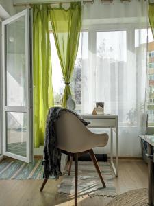 um escritório com uma secretária e uma cortina verde em Welcome Stara Zagora Apartment 4 Guests Pet Friendly em Stara Zagora