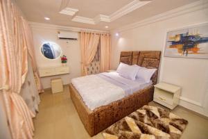 um quarto com uma cama grande e um tapete em Blaze by Treston Grand Apartment, Maitama em Abuja