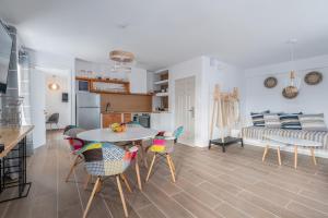 cocina y sala de estar con mesa y sillas en Luxury Apartment En Lefko, en Poros