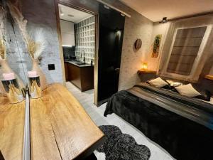 Schlafzimmer mit einem Bett und einem Holztisch in der Unterkunft Pod Lwem in Kościerzyna