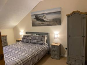 1 dormitorio con 1 cama y una pintura en la pared en River Penthouse Apartment In The Heart of, en Saint Neots