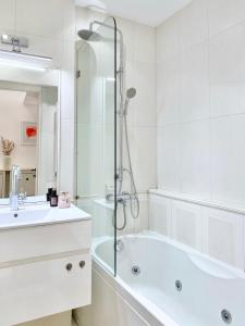 ein weißes Badezimmer mit Badewanne und Waschbecken in der Unterkunft Vintage Top Centre Apartment in Sofia + 41 Fotos