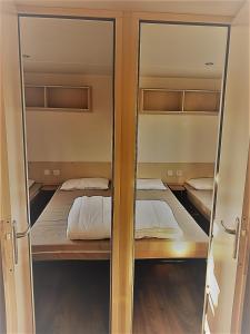 - deux lits superposés dans une chambre dans l'établissement MOBIL HOME Tendance Tout Confort - FUNPASS non included, à Gastes