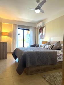 1 dormitorio con cama y ventana en Los Jardines Isla Canela, en Huelva