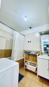 W łazience znajduje się umywalka i lustro. w obiekcie An neizh - Le nid w mieście Crozon