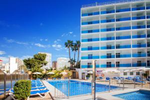 un hotel con piscina y un edificio en Hotel Servigroup Rialto, en Benidorm