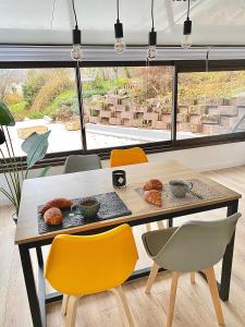 Posedenie v ubytovaní L’appartement du Fayé avec jacuzzi privé