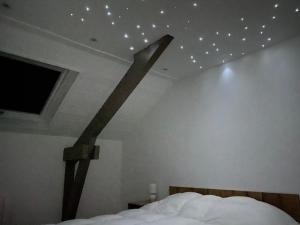Łóżko lub łóżka w pokoju w obiekcie L’appartement du Fayé avec jacuzzi privé