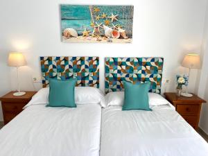 Posteľ alebo postele v izbe v ubytovaní Nerja Paradise Rentals - Villa Zafiro