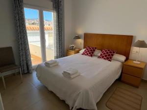 Posteľ alebo postele v izbe v ubytovaní Nerja Paradise Rentals - Villa Zafiro + 37 fotografií