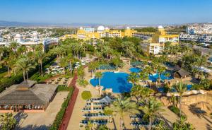 una vista aérea de un complejo con piscina y palmeras en Playazimbali, en Vera