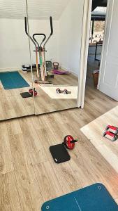 Centrum fitness w obiekcie L’appartement du Fayé avec jacuzzi privé