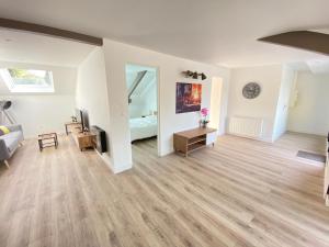 Łóżko lub łóżka w pokoju w obiekcie L’appartement du Fayé avec jacuzzi privé