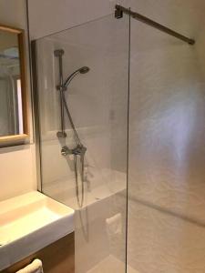 Ванна кімната в Cévennes - Superbe chambre d'hôtes moderne et indépendante