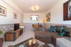 een woonkamer met een bank en een tafel bij Beco Da Hortinha in Ferragudo