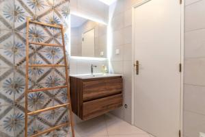 een badkamer met een wastafel en een spiegel bij Beco Da Hortinha in Ferragudo +36 foto's