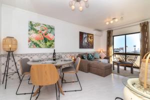 een woonkamer met een tafel en een bank bij Beco Da Hortinha in Ferragudo