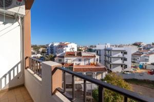 een uitzicht op een stad vanaf het balkon van een gebouw bij Beco Da Hortinha in Ferragudo